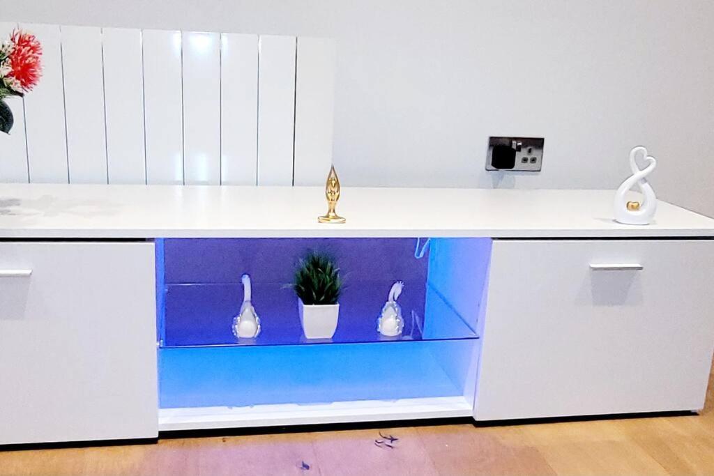 2 Bedroom Apt With 2 Comfortable King Size Beds, Free Private Parking, Easy Access To London West Byfleet Bagian luar foto